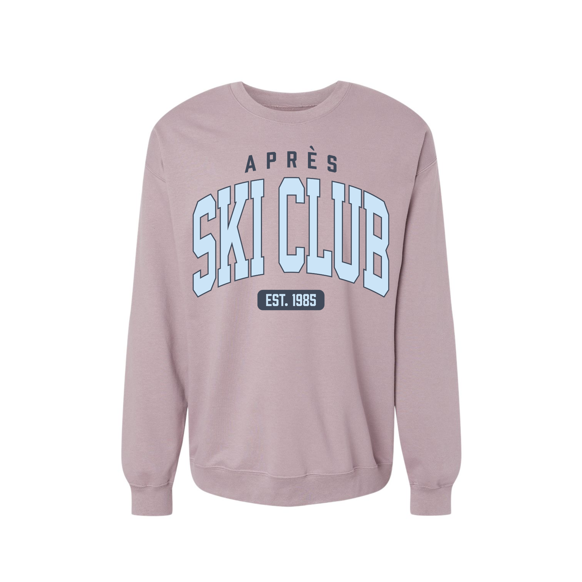 lavender Après Ski Club crewneck sweatshirt with oversized blue varsity-style graphic perfect for ski trips and winter vacations.